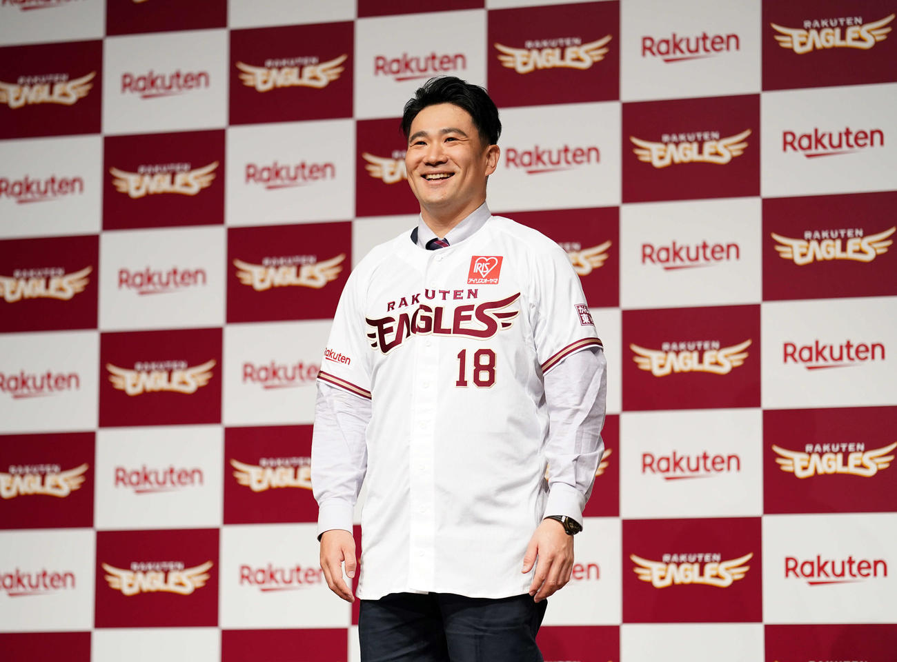 楽天入団会見で背番号「18」のユニホームを着て笑顔を見せる田中（撮影・江口和貴）