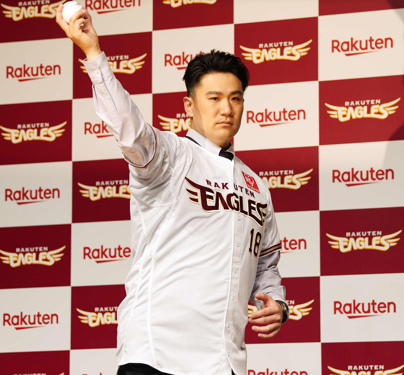 楽天入団会見でボールを手に写真に納まる田中将（撮影・江口和貴）