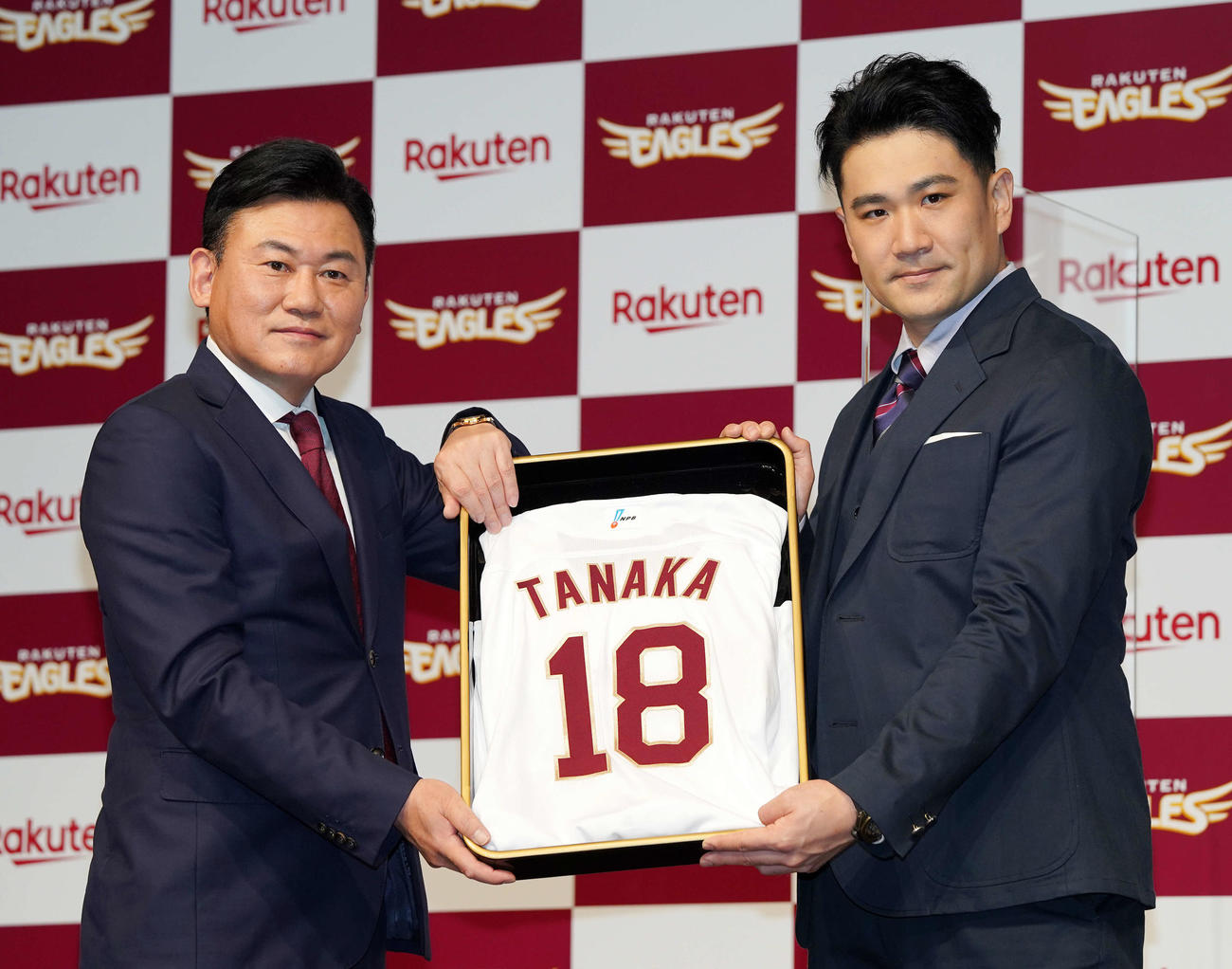 楽天入団会見で三木谷オーナー（左）と記念撮影する田中将（撮影・江口和貴）