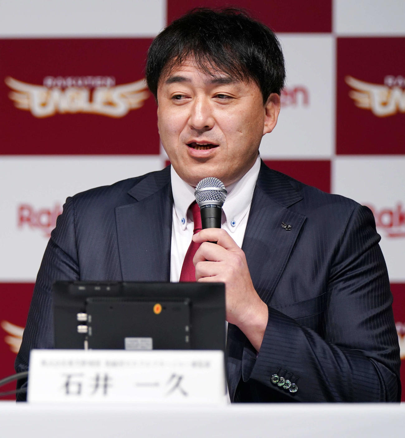 田中将の楽天入団会見であいさつする石井GM兼監督（撮影・江口和貴）