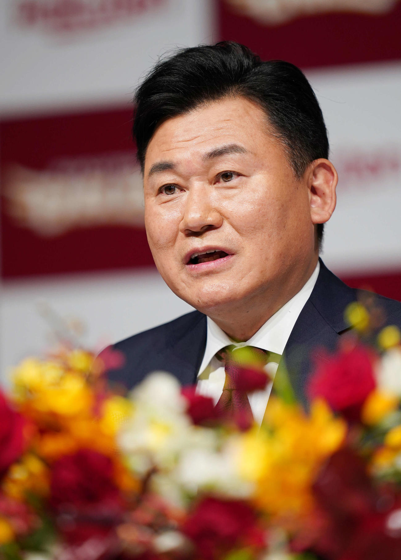 田中将の楽天入団会見で記者の質問に答える三木谷オーナー（撮影・江口和貴）