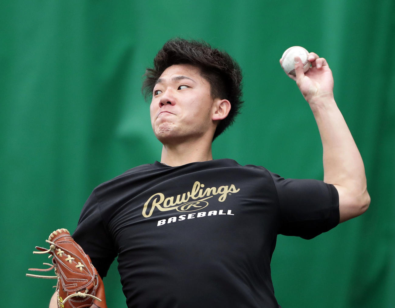 ブルペンで投球する伊藤将司（撮影・前田充）