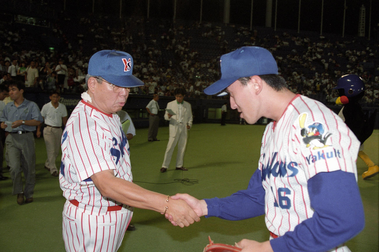 95年8月、冷房のかけ過ぎで首を痛め、シップを貼った野村克也監督と石井一久