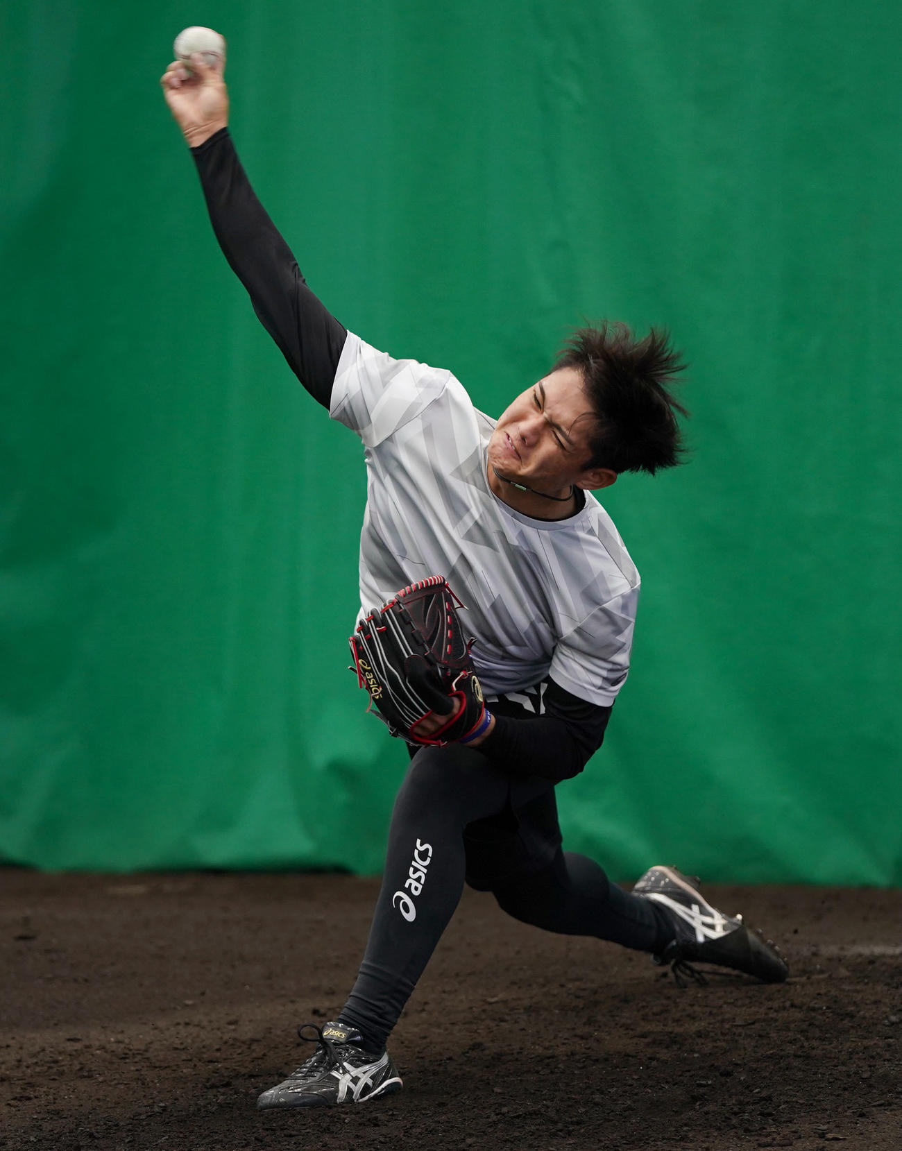 ブルペンで投球する西純矢（撮影・前田充）