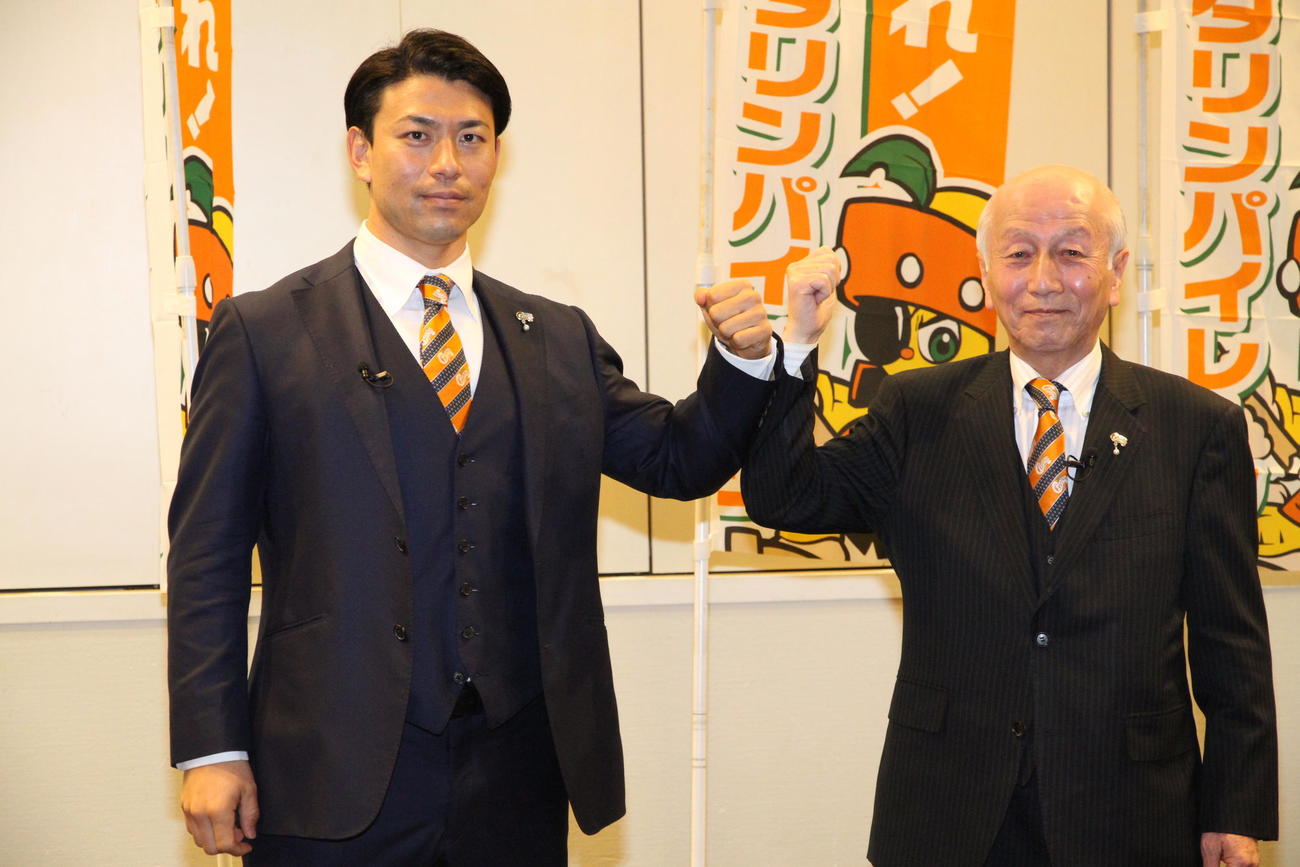 四国IL愛媛の野手コーチ兼選手として入団した元阪神伊藤隼太（左）は、球団の薬師神績代表取締役とガッツポーズ（四国IL愛媛球団提供）