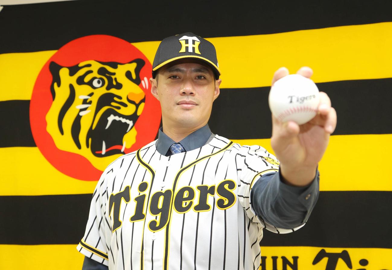 阪神のボールを手に引き締まった表情を見せるチェン（代表撮影）