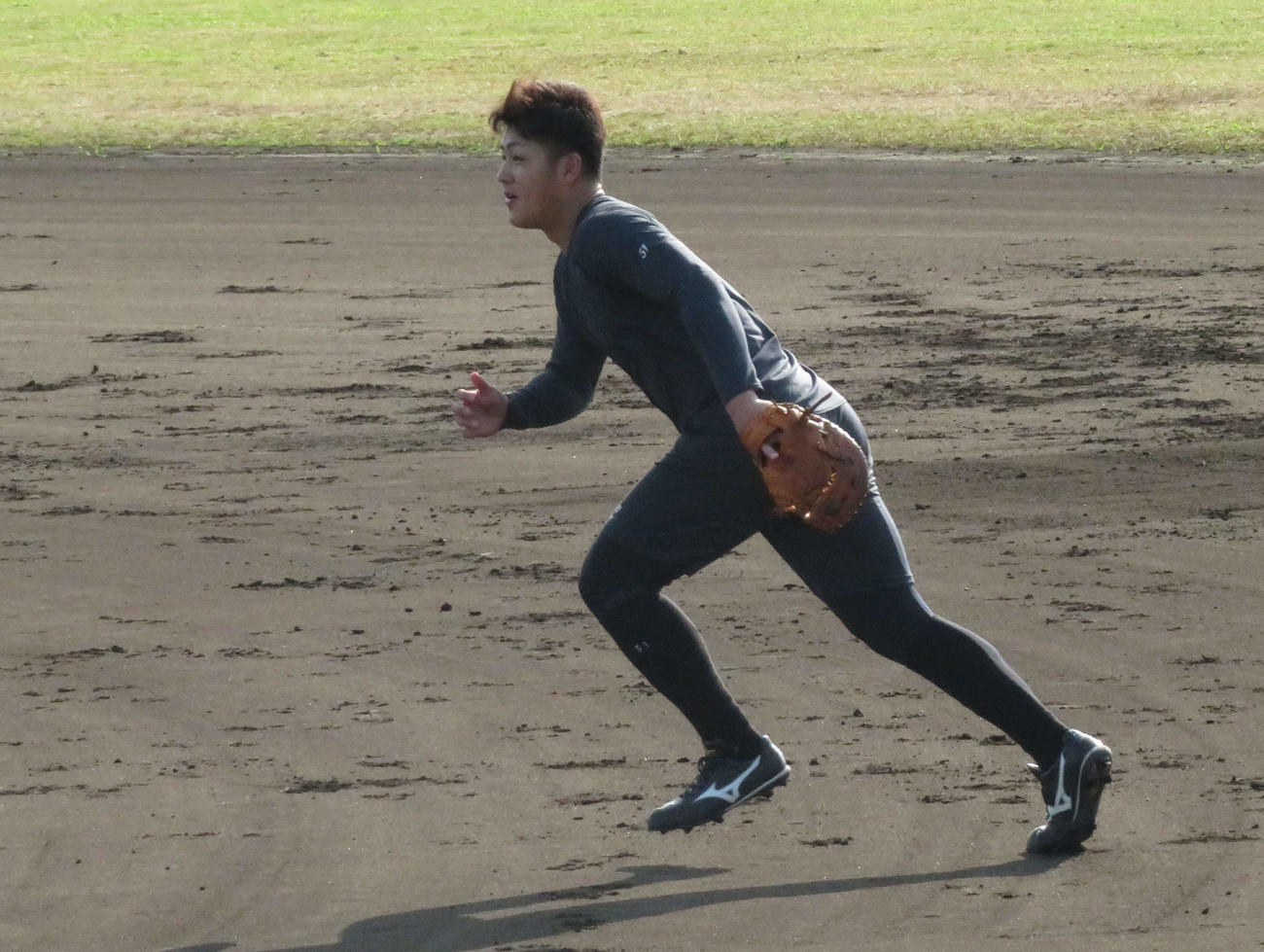 28日、自主トレで一塁ミットで練習するロッテ山口（撮影・金子真仁）