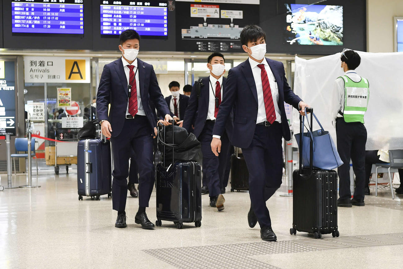 那覇空港に到着した早川（左）ら楽天の選手たち（球団提供）