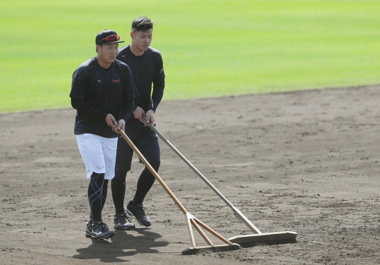 ノックを終えグラウンドを整備する阪神大山（左）と佐藤輝（撮影・前田充）