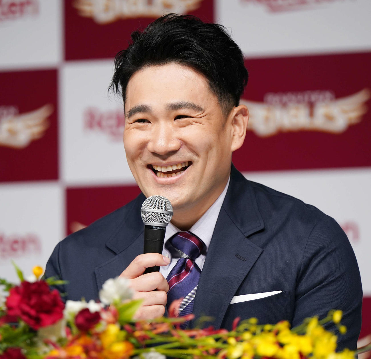 楽天入団会見で笑顔を見せる田中（撮影・江口和貴）