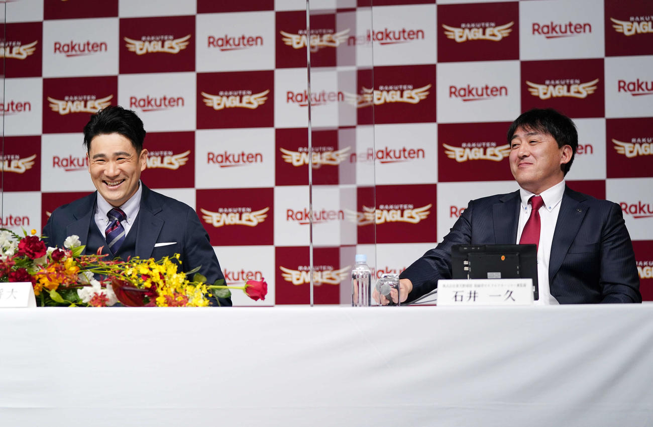 楽天入団会見で石井GM兼監督（右）のコメントに笑顔を見せる田中将（撮影・江口和貴）