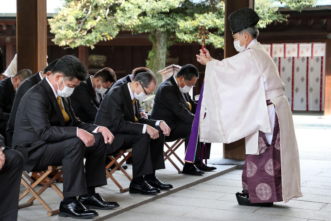 必勝祈願するソフトバンクの、前列左から工藤監督、王球団会長（代表撮影）