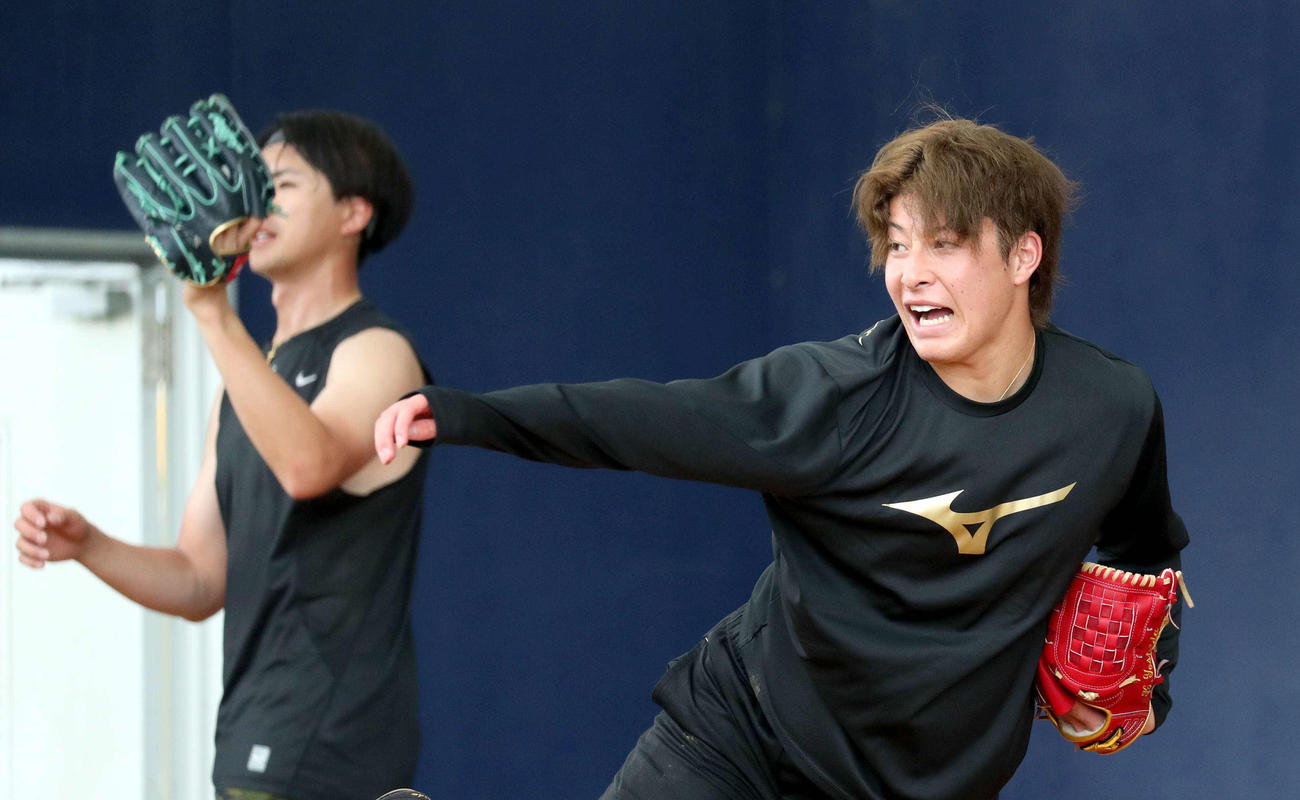 ブルペンで投球する日本ハム吉田輝（撮影・佐藤翔太）