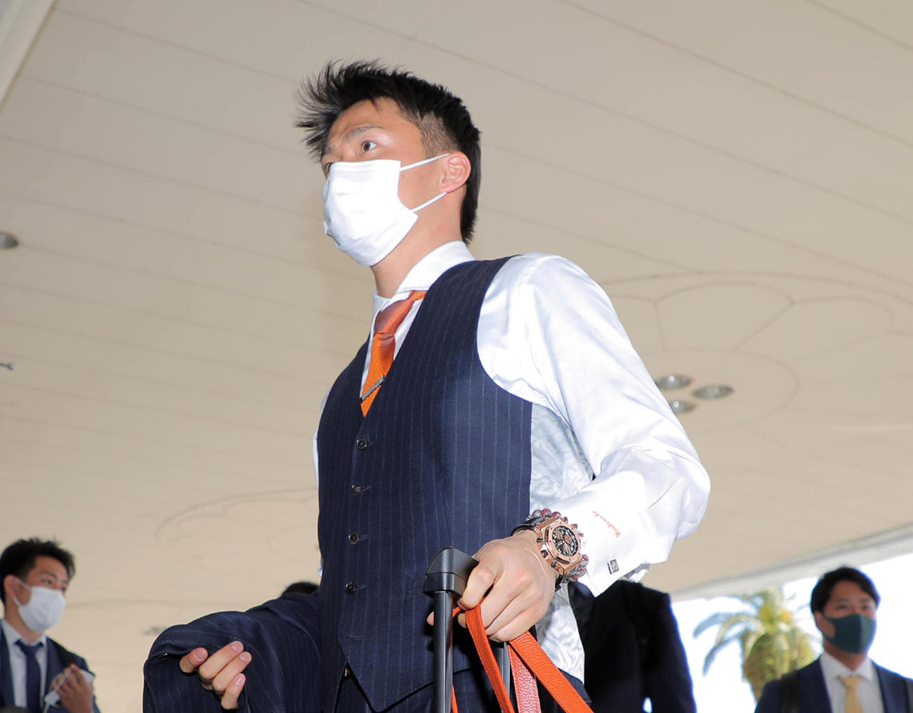 キャンプ地宮崎の宿舎に到着したオリックス山本（代表撮影）
