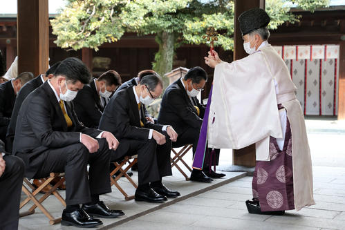 必勝祈願するソフトバンクの、前列左から工藤監督、王球団会長（代表撮影）
