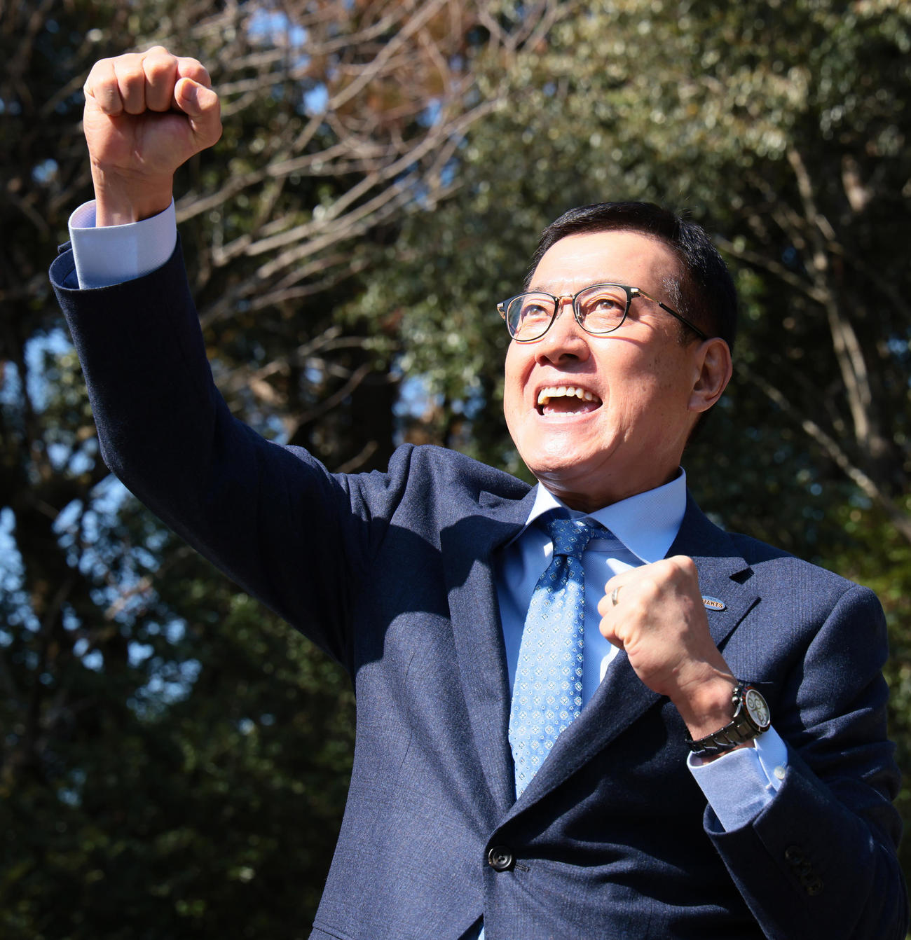 宮崎神宮での参拝を終えポーズを決める巨人原監督（撮影・足立雅史）