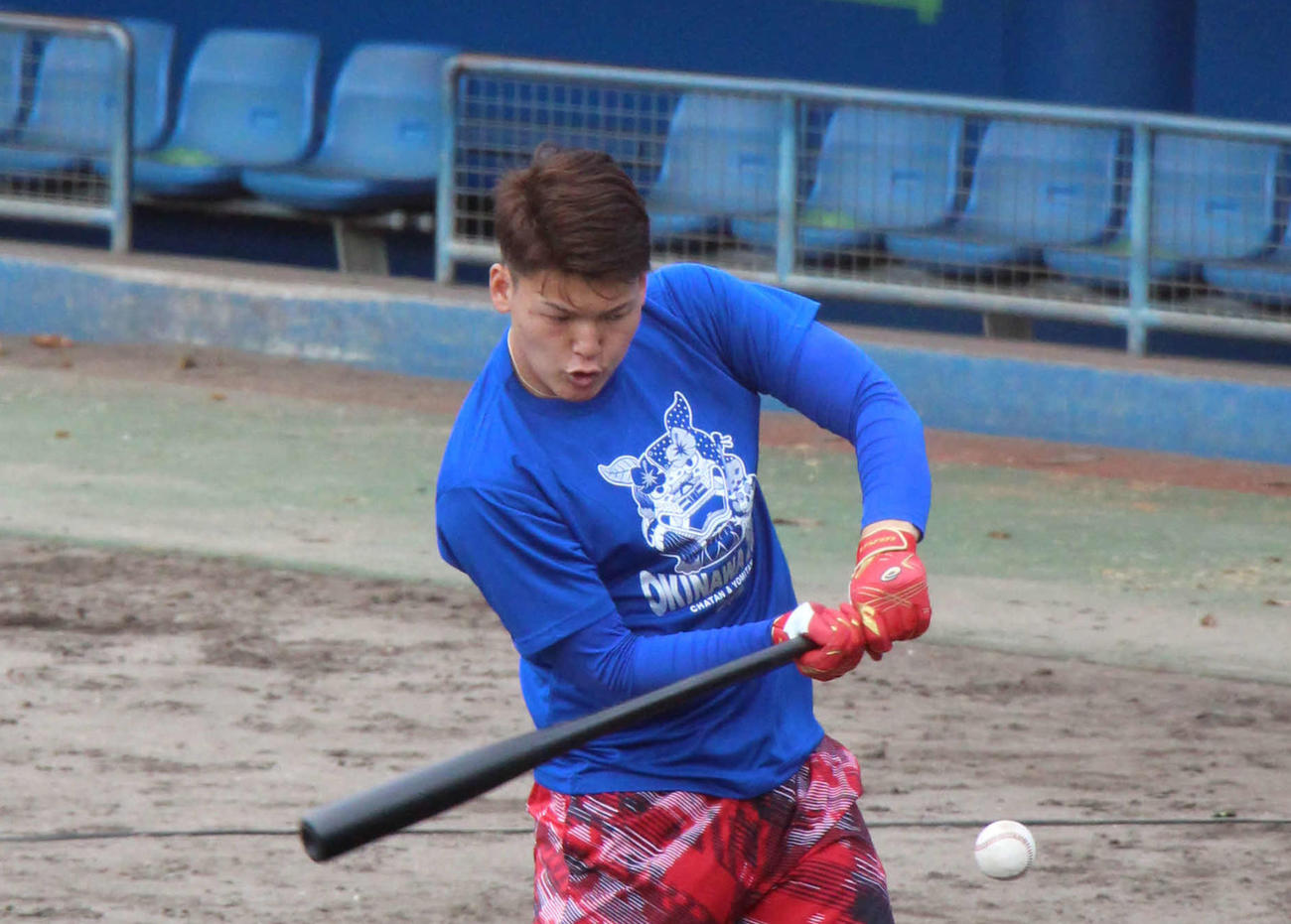 ティー打撃を行う中日石川昂