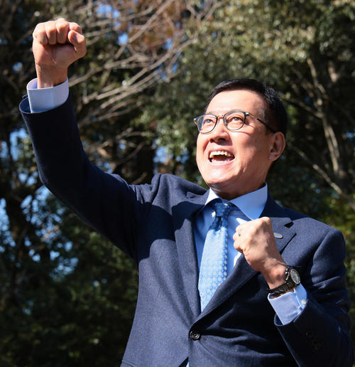 宮崎神宮での参拝を終えポーズを決める巨人原監督（撮影・足立雅史）