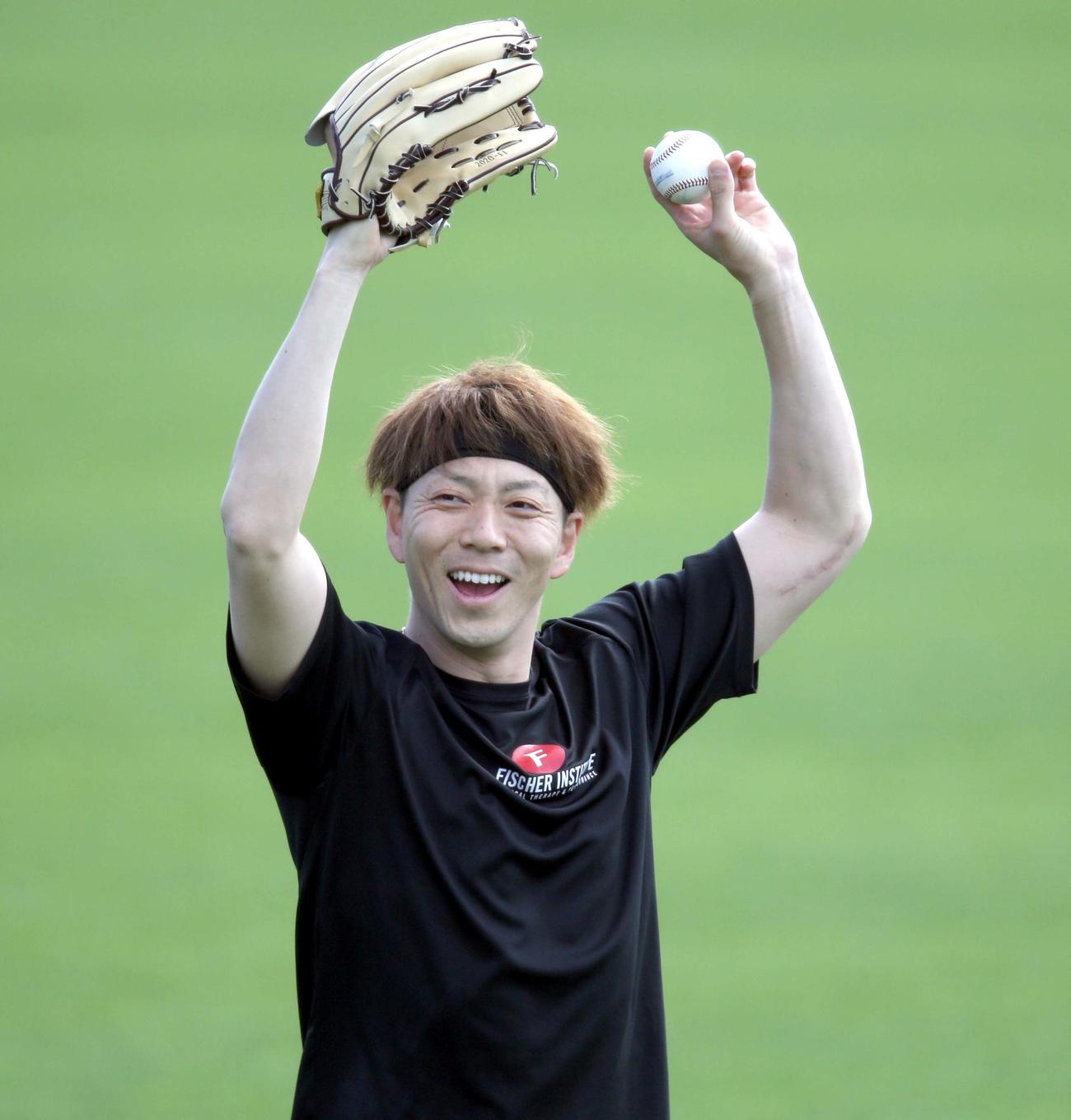 笑顔でキャッチボールをする日本ハム宮西（撮影・佐藤翔太）