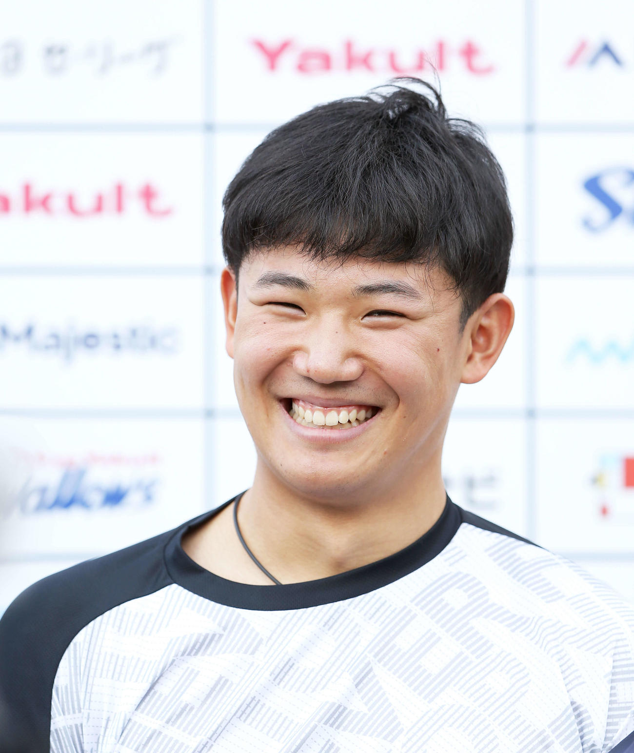 笑顔で記者の質問に答えるヤクルト奥川（撮影・河田真司）