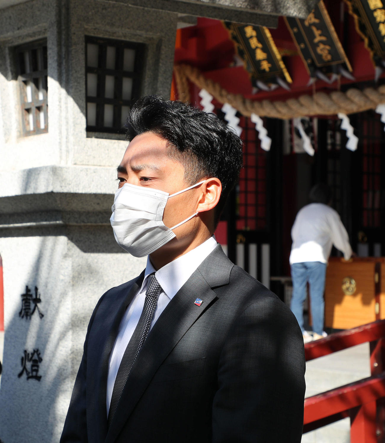 波上宮参拝を終え、記者の質問に答えるヤクルト中村（撮影・河田真司）