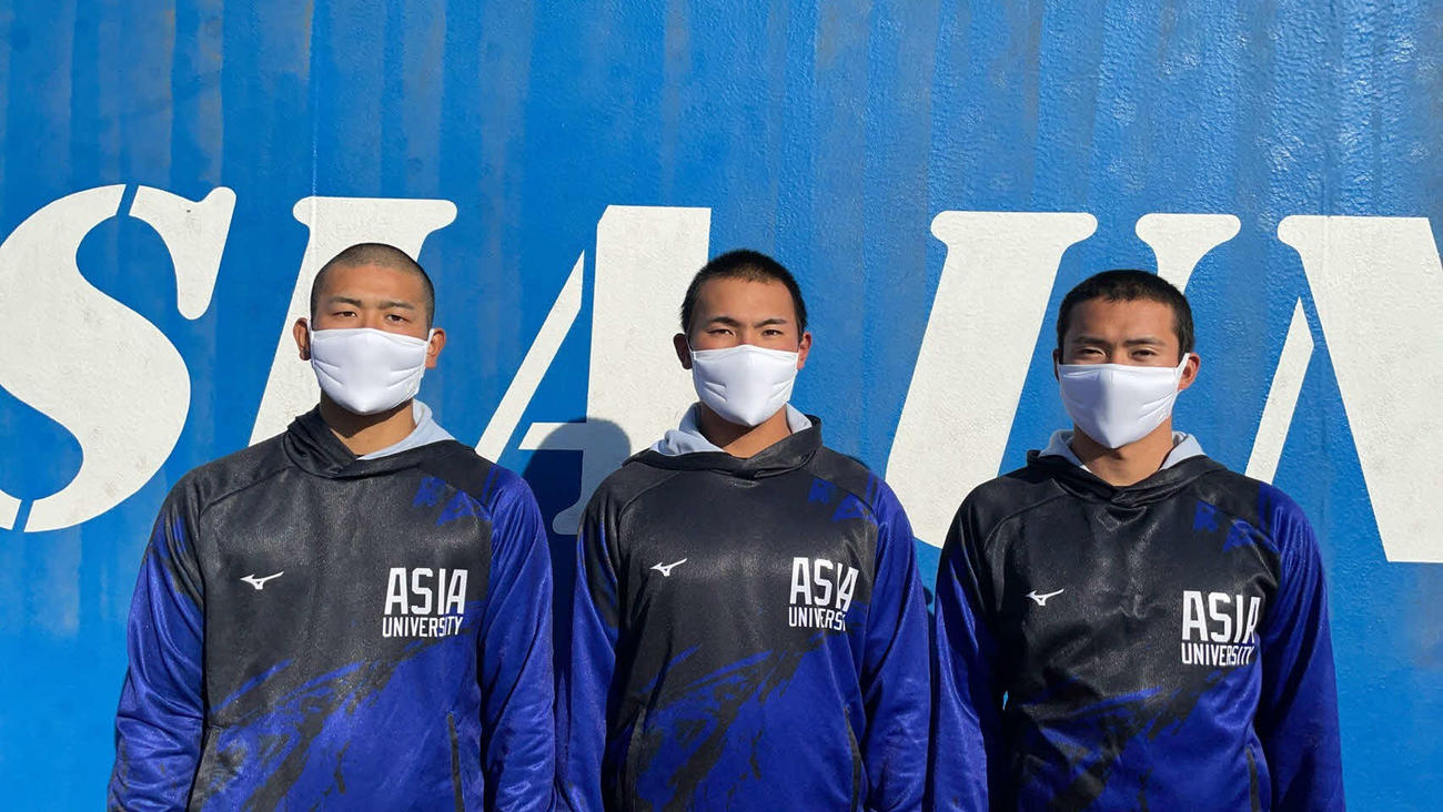 OBのソフトバンク・松田宣浩から贈呈されたマスクをつける、今年ドラフト注目の、左から岡留、木倉、松本（亜大提供）
