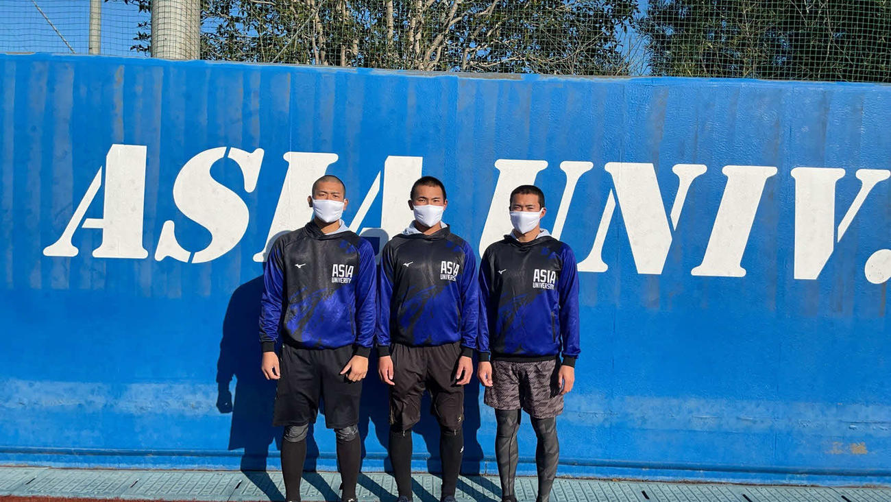 OBのソフトバンク・松田宣浩から贈呈されたマスクをつける、今年ドラフト注目の、左から岡留、木倉、松本（亜大提供）