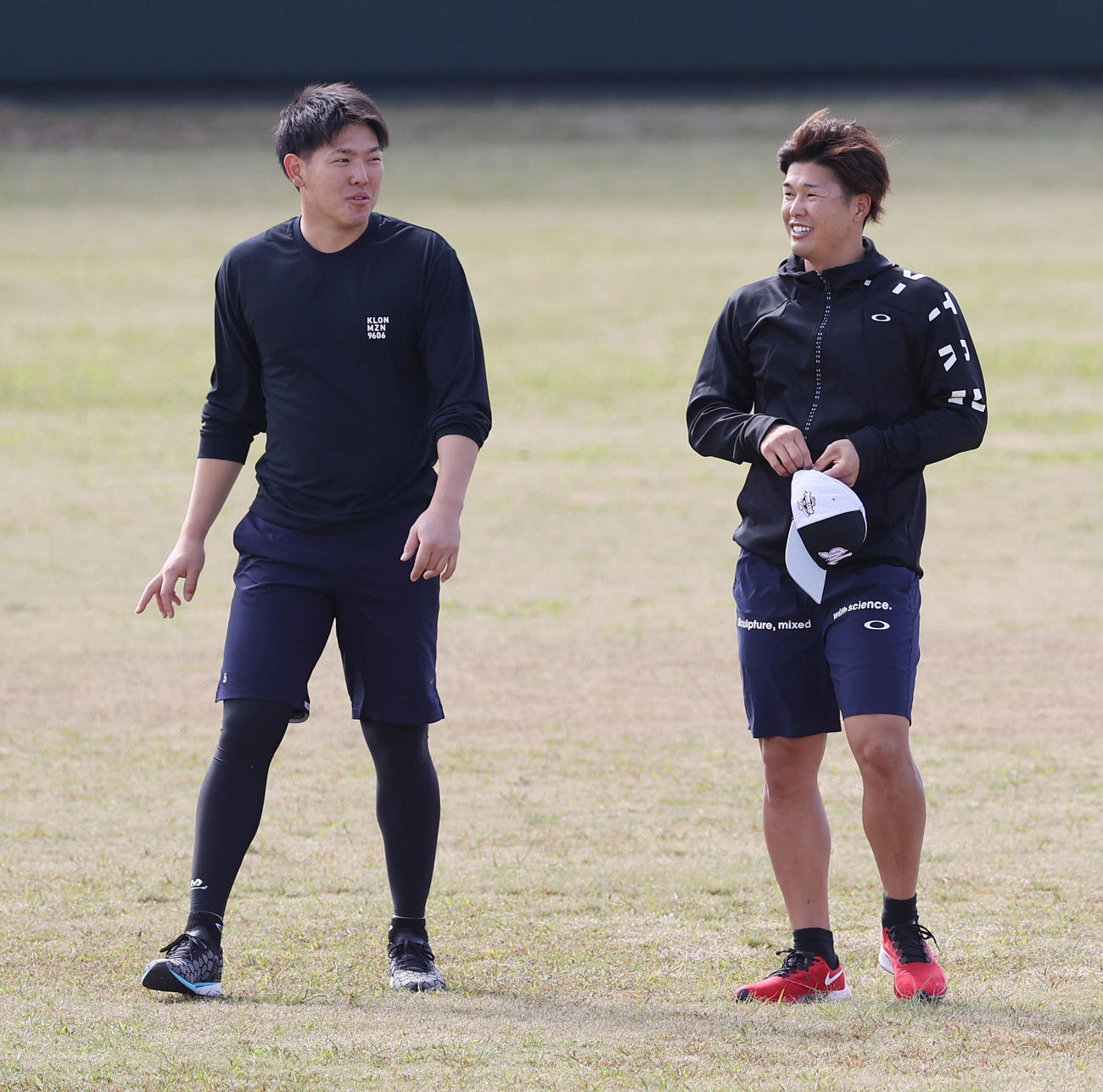グラウンドで談笑するロッテ安田（左）と中村奨（撮影・垰建太）