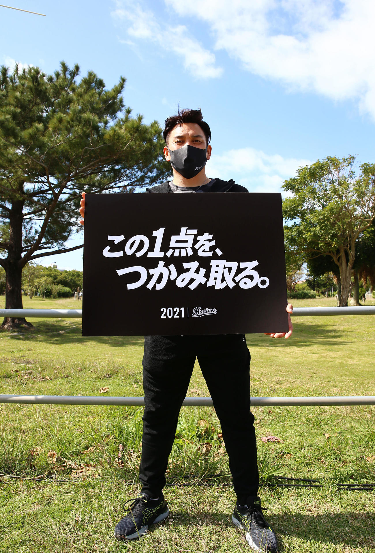 2021シーズンのスローガンを手に写真に納まるロッテ井口監督（撮影・垰建太）