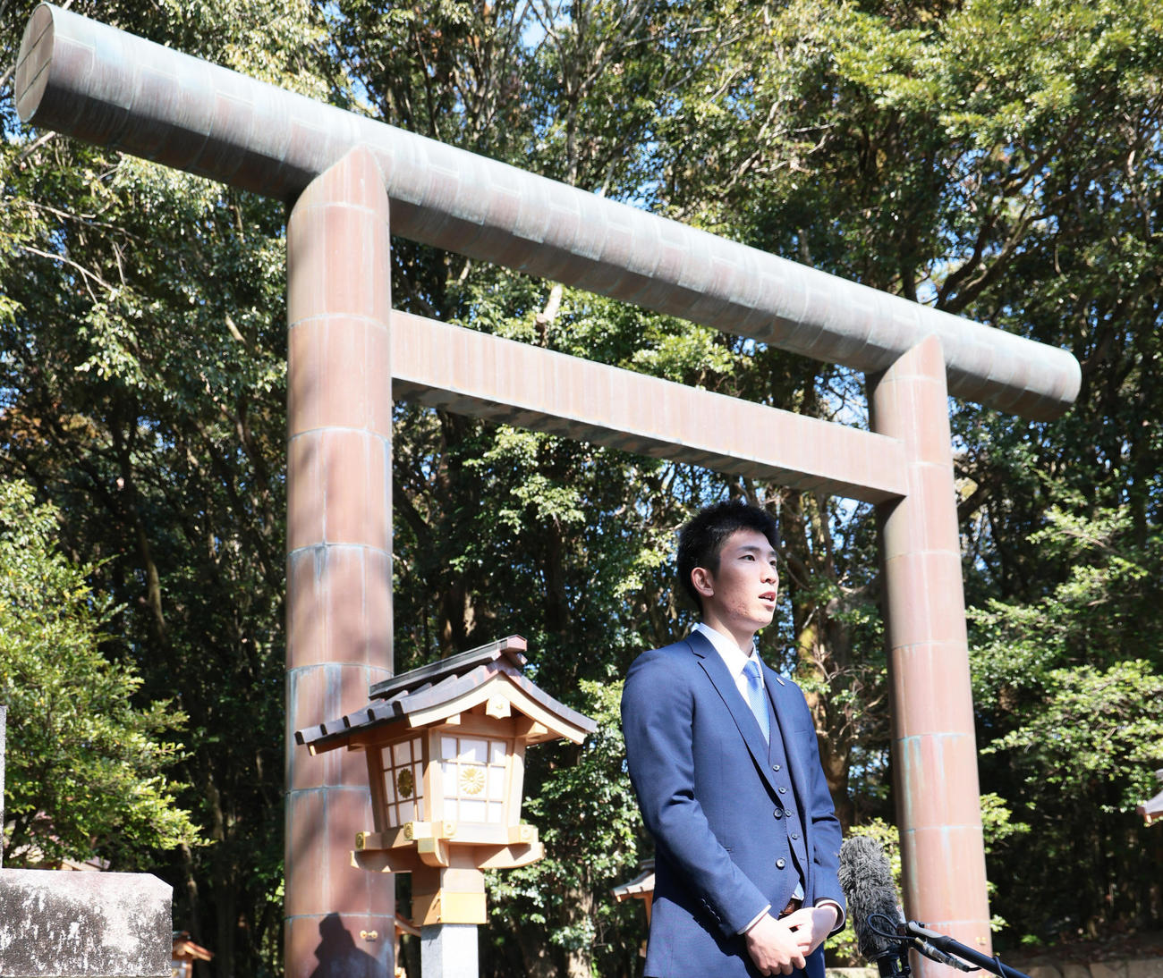 宮崎神宮での参拝を終え、取材に応じる巨人戸郷（撮影・足立雅史）