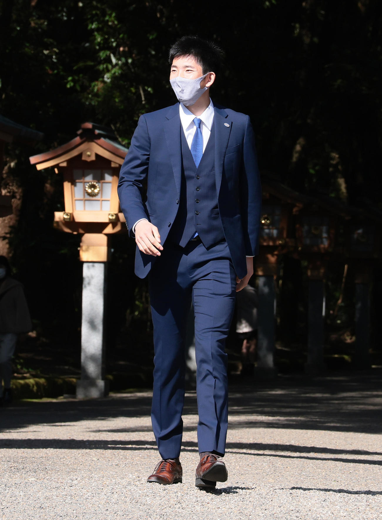 宮崎神宮での参拝を終え笑顔を見せる巨人戸郷（撮影・足立雅史）