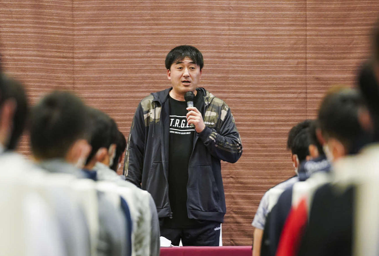 全体ミーティングであいさつする楽天石井GM兼監督（球団提供）