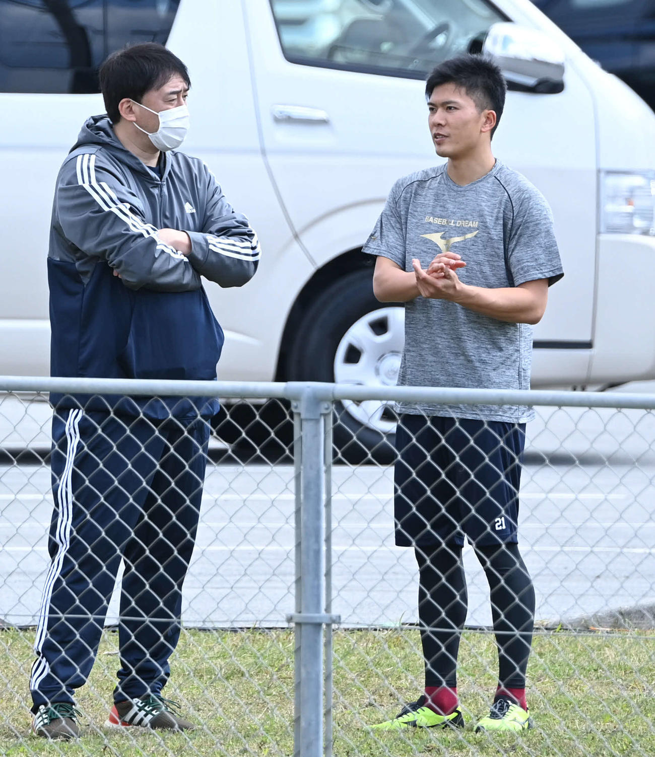自主トレを視察した楽天石井GM兼監督（左）は早川と話し込む（撮影・山崎安昭）