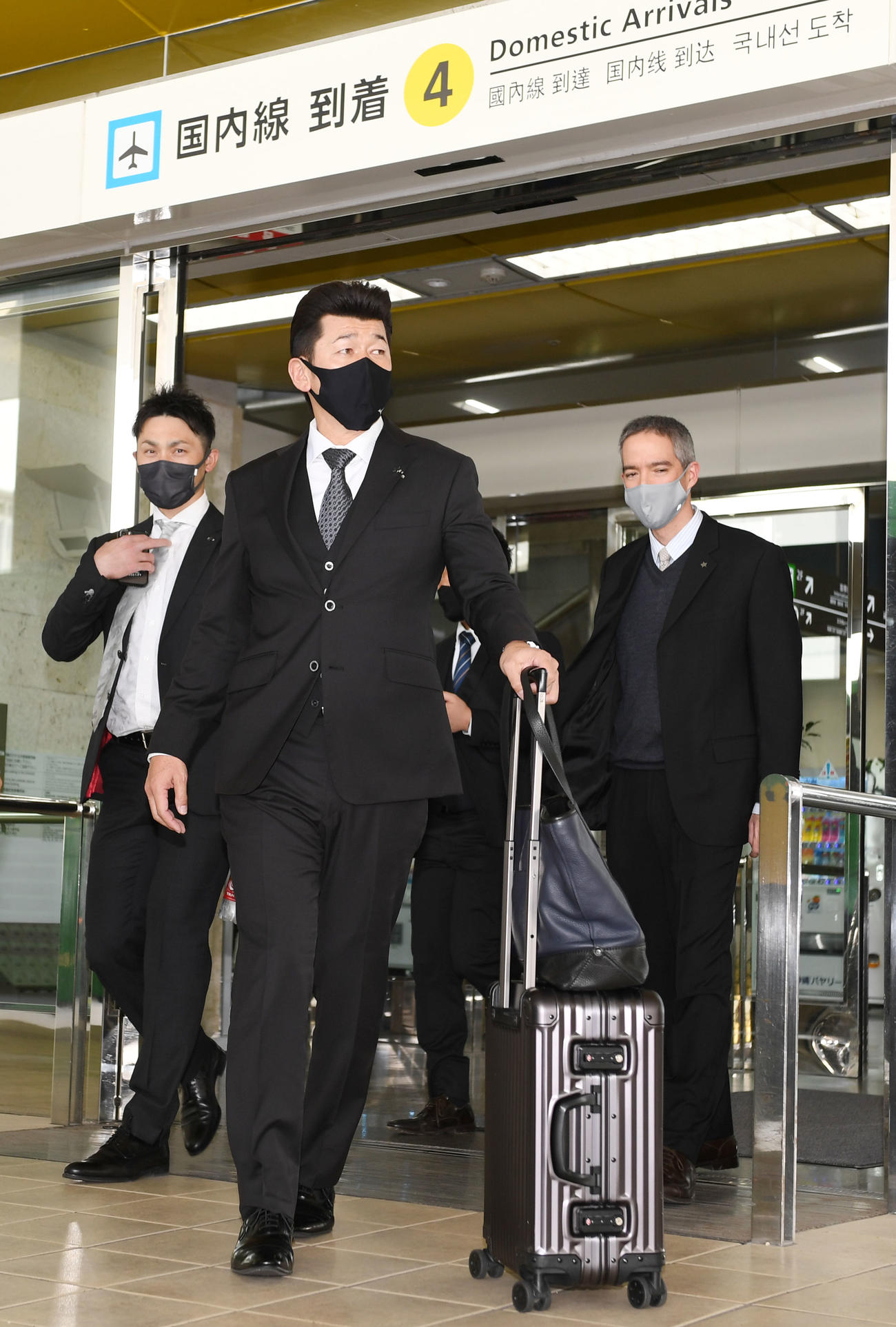 那覇空港に到着したDeNA三浦監督（撮影・横山健太）