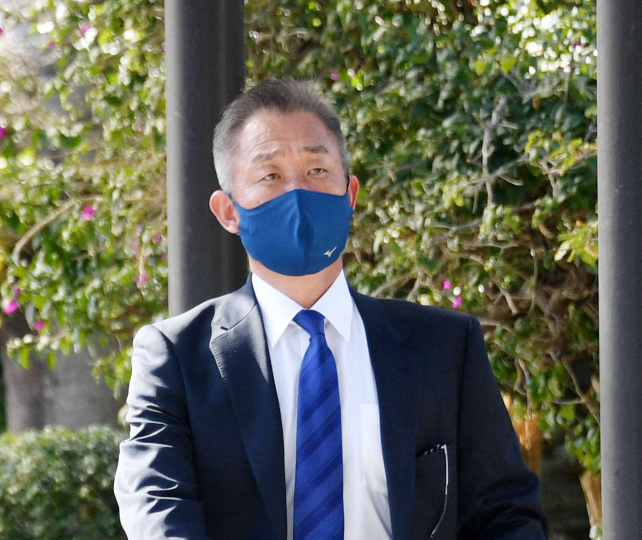 宮崎空港に到着し移動のバスに向かう西武辻監督（撮影・滝沢徹郎）