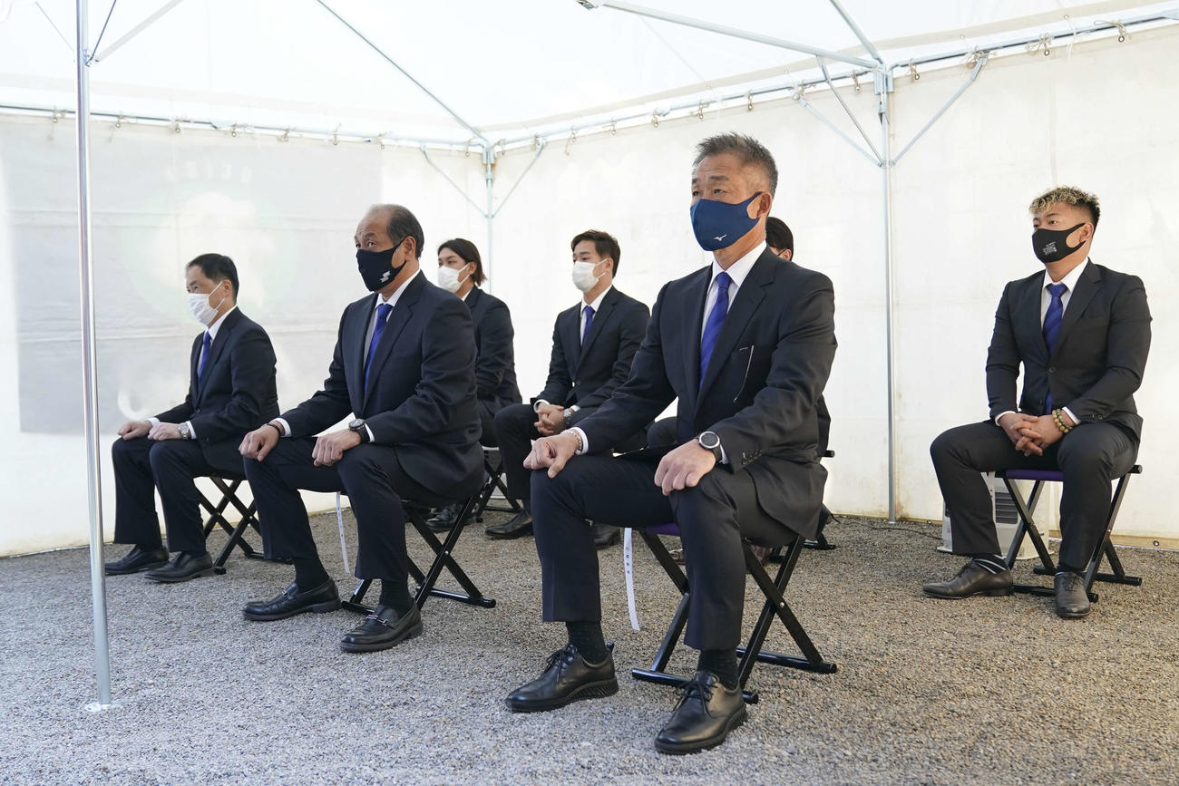 榎原神社を参拝する西武辻監督（前列右）（球団提供）