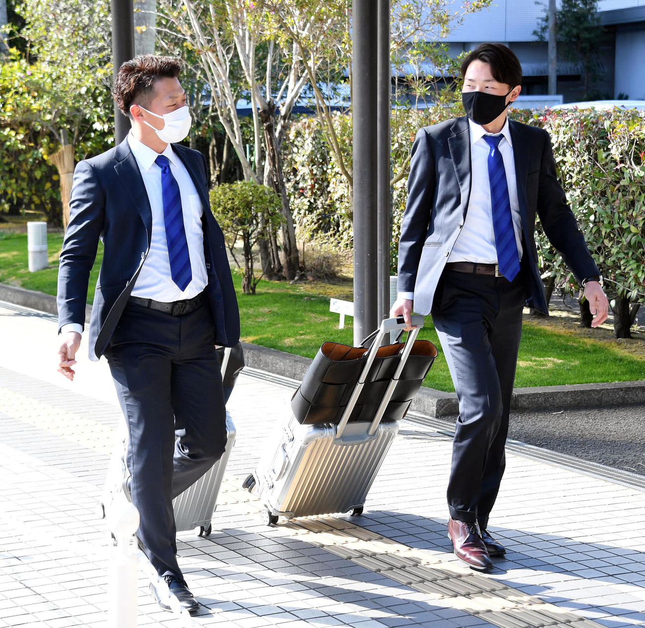 宮崎空港に到着し移動のバスに向かう西武源田（右）と熊代（撮影・滝沢徹郎）