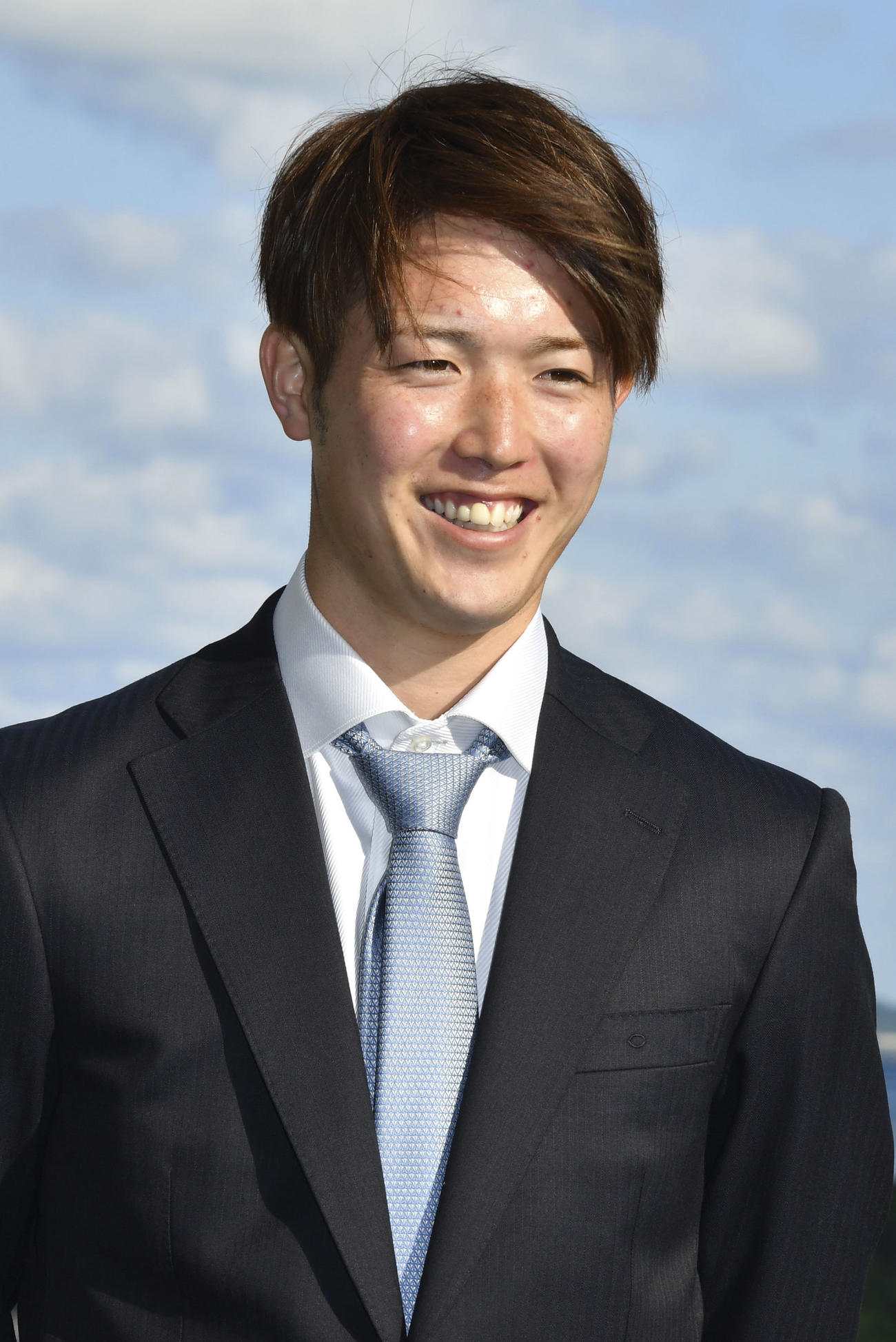 宿舎で取材に応じる広島森下（共同）