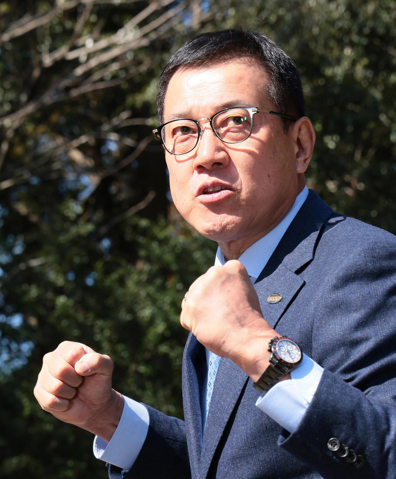 宮崎神宮での参拝を終えポーズを決める巨人原監督（撮影・足立雅史）