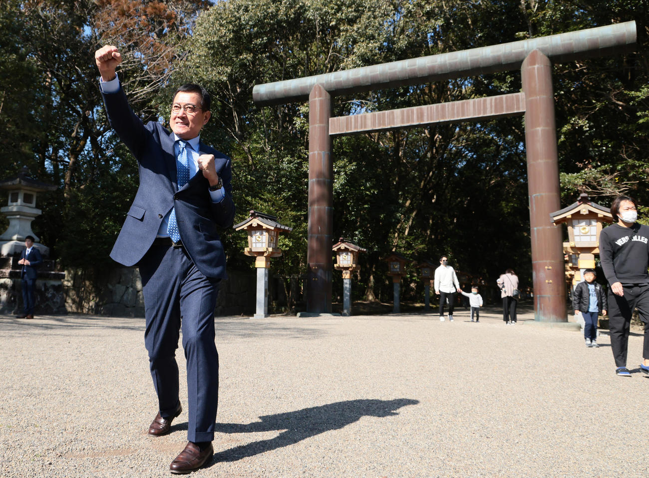 宮崎神宮での参拝を終えポーズを決める巨人原監督（撮影・足立雅史）