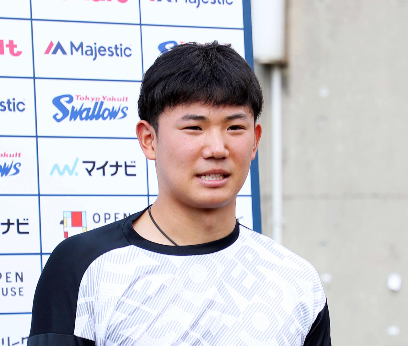 練習を終え、記者の質問に答えるヤクルト奥川（撮影・河田真司）