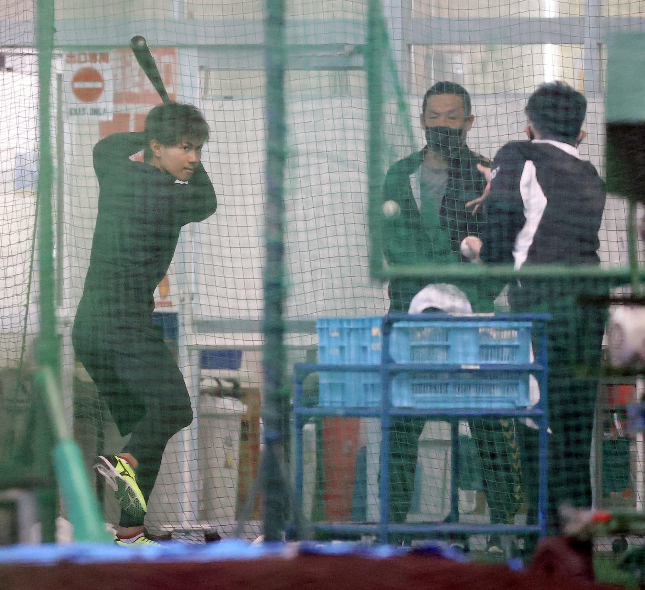 ロッテ松中臨時コーチ（右奥）が見つめる中、打撃練習する藤原（撮影・垰建太）