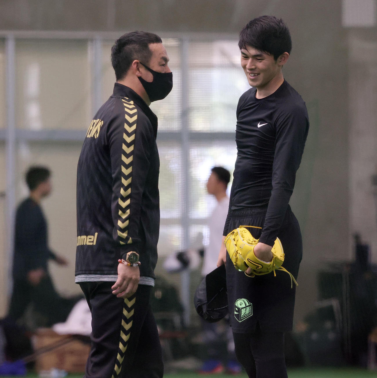 練習の合間、ロッテ松中臨時コーチ（左）と談笑する佐々木朗（撮影・垰建太）