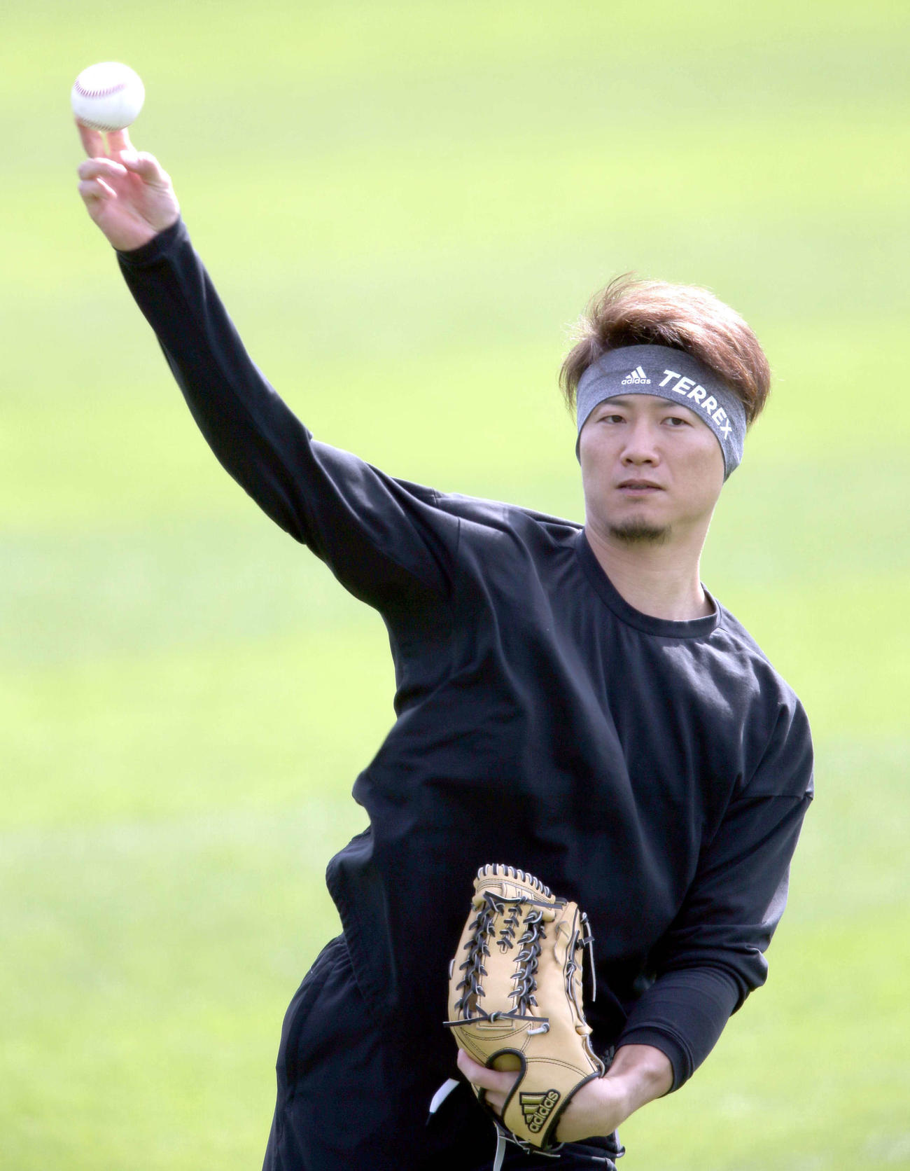 キャッチボールをする日本ハム西川（撮影・佐藤翔太）
