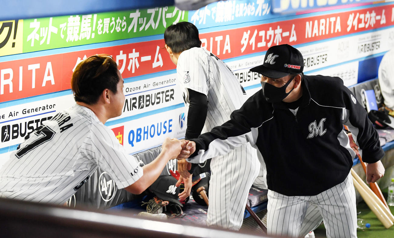沢村とタッチを交わす井口監督（2020年11月5日）