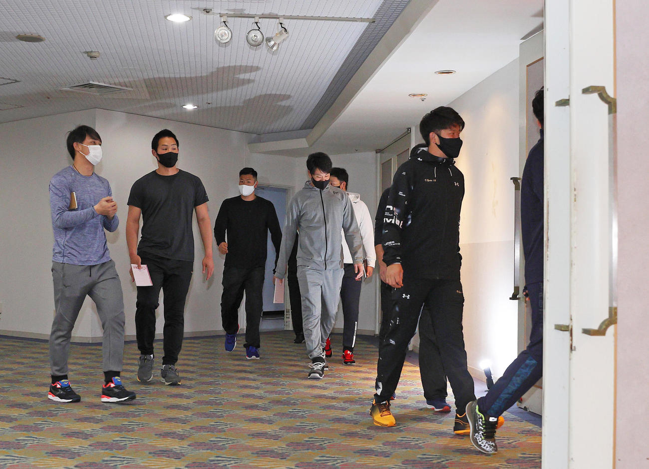 1軍全体ミーティング会場に入る左から高山、佐藤蓮、佐藤輝ら（球団提供）