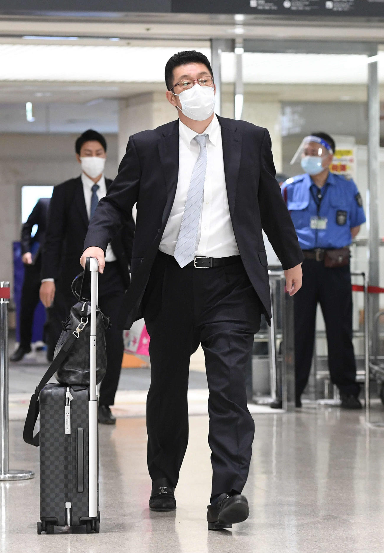 那覇空港に到着した広島佐々岡監督