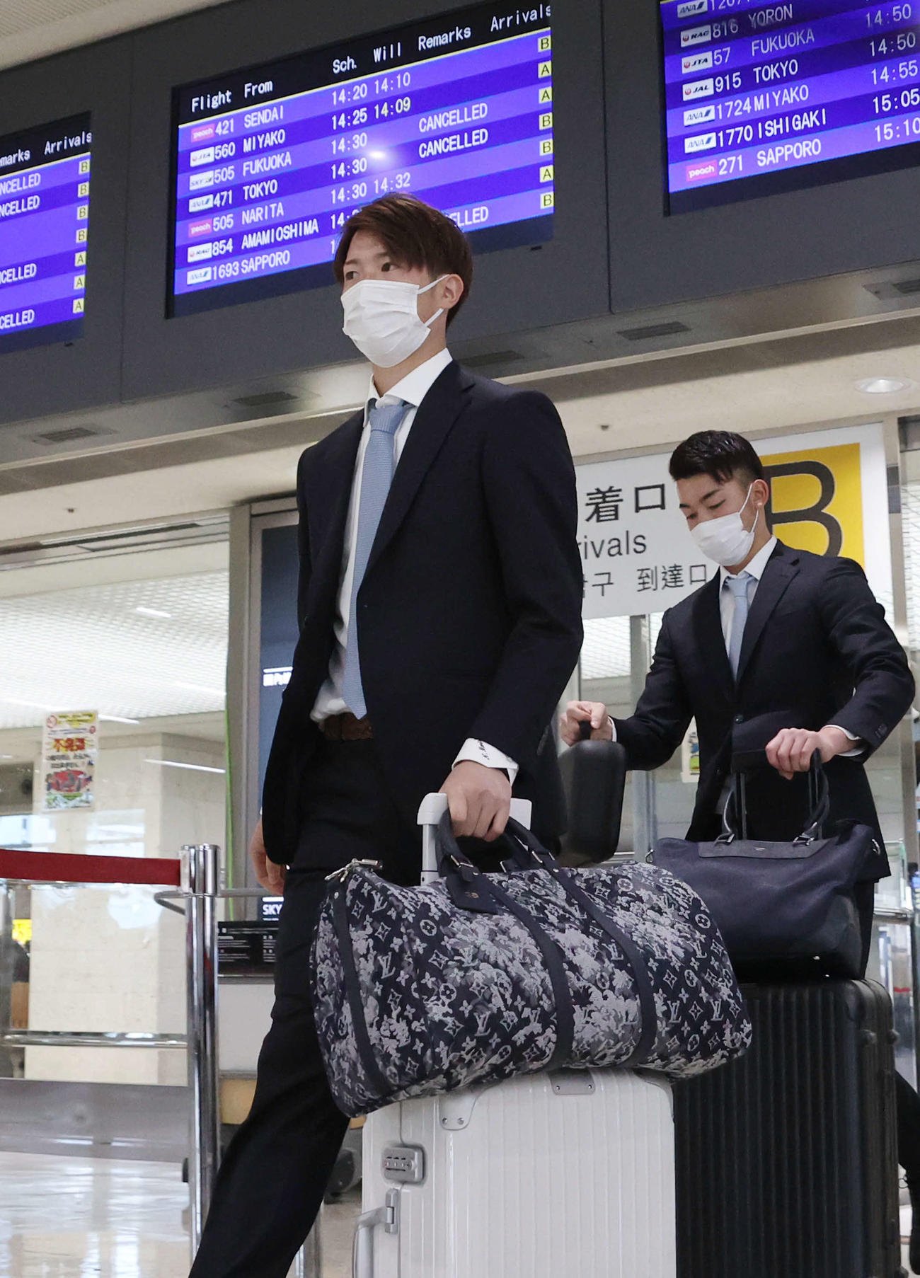 那覇空港に到着した広島森下