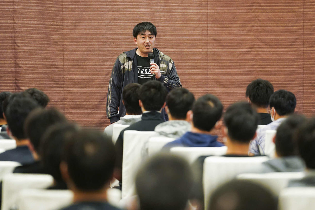 全体ミーティングであいさつする楽天石井GM兼監督（球団提供）