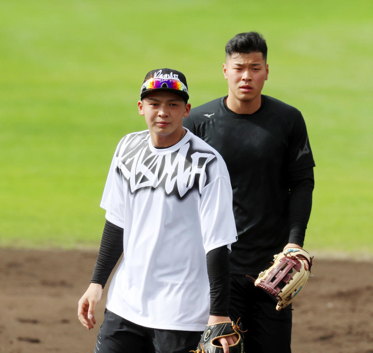 4日の紅白戦に意気込む井上、右は佐藤輝（2021年1月30日撮影）